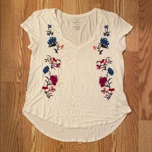 American Eagle embroidered tee shirt